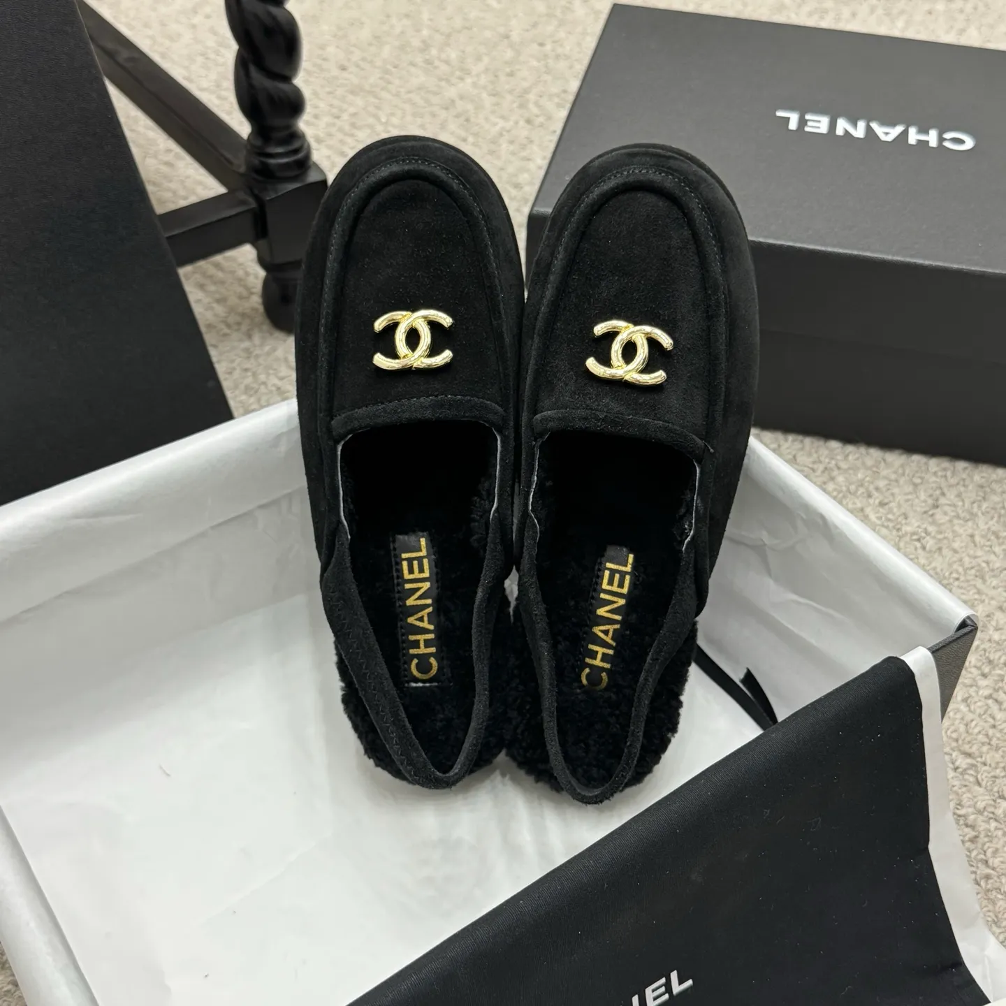 👟👟Ex-factory price 600👟👟 Classic model 🇨🇳ChaneL 25K Teddy fur loafers Simple and high-end design, super versatile! Double C logo embellishment! Imported suede has the texture of natural animal leather visible to the naked eye! The top version is stress-free when entering and exiting the cabinet. It has a bookish texture on the feet and feels great on the feet. Versatile item. ✅Upper: Customized imported suede. ✅Inner lining: imported lamb wool. ✅Outsole: imported genuine leather. ✅Size: 35-40. ✅Comes with a full set of packaging.